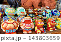 お土産屋さんに並ぶ、かわいいシーサーの置物 沖縄県	 143803659