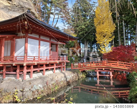 平泉・達谷窟の蝦蟇ヶ池の水面に映る朱塗りの橋と色づき始めた紅葉 平泉・達谷窟の蝦蟇ヶ池の水面に映る朱塗りの橋と色づき始めた紅葉 143803869