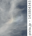 薄雲に淡い虹色がにじむ空 143804343