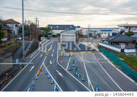 建設中のバイパス高架橋橋台と車線規制 143804443