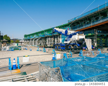 バイパス高架橋の架設工事現場と大型クレーン車 バイパス高架橋の架設工事現場と大型クレーン車 143804451