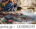 ケニアのマサイマーケットで販売されるカラフルなビーズアクセサリー 143806295