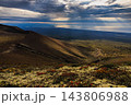 雲隙光が輝く太平洋と広大な裾野を見下ろす秋の樽前山外輪山からの絶景 143806988