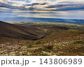 エイザンゴケ広がる樽前山斜面と光差す太平洋・苫小牧沿岸を望む秋景 143806989