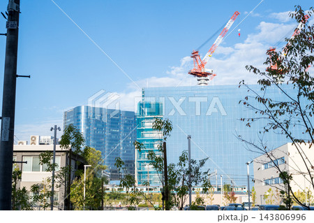 【京浜東北線】建設が進む都会の街を通過する電車 【京浜東北線】建設が進む都会の街を通過する電車 143806996