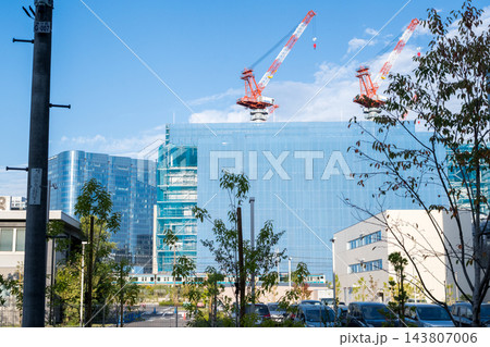 【京浜東北線】建設が進む都会の街を通過する電車 【京浜東北線】建設が進む都会の街を通過する電車 143807006