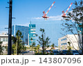 【東海道線】建設が進む都会の街を通過する電車 143807096