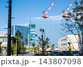 【東海道線】建設が進む都会の街を通過する電車 143807098
