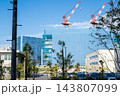 【東海道線】建設が進む都会の街を通過する電車 143807099