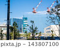 【東海道線】建設が進む都会の街を通過する電車 143807100