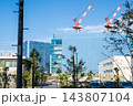 【東海道線】建設が進む都会の街を通過する電車 143807104