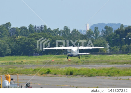 飛び立つセスナ機(調布飛行場/東京都調布市) 飛び立つセスナ機(調布飛行場/東京都調布市) 143807282