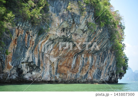 タイ・パンガー湾の緑の海にそびえる縞模様の岩壁 タイ・パンガー湾の緑の海にそびえる縞模様の岩壁 143807300