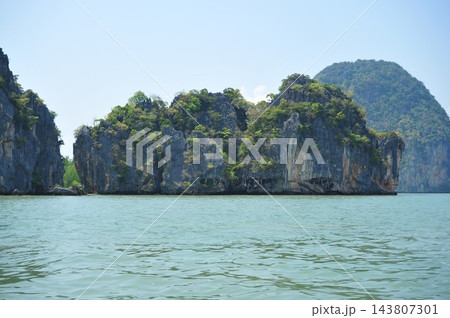 タイ・パンガー湾の青緑の海に浮かぶ緑豊かな岩山 タイ・パンガー湾の青緑の海に浮かぶ緑豊かな岩山 143807301