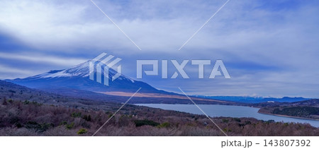 日本の象徴・富士山と山中湖の絶景、サステナブルな自然環境 143807392