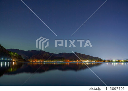 環境保護とサステナビリティを象徴する夜の静かな湖畔の風景 環境保護とサステナビリティを象徴する夜の静かな湖畔の風景 143807393