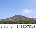 山火事後の焼けた木々と山肌。晴れた青空にコピースペース。愛媛県今治市朝倉地区。 143807516
