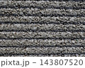 グレーの凹凸があるコンクリート壁。横縞が連なる粗い背景テクスチャ 143807520