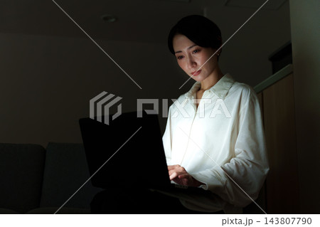 暗闇でパソコンを使う女性 143807790