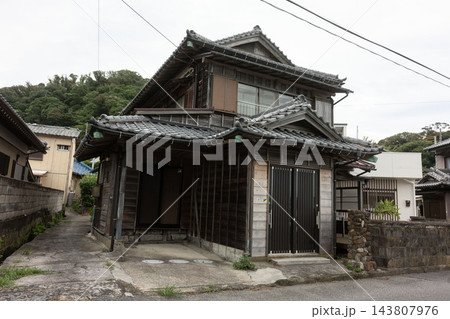 日本の伝統建築美:入母屋造の瓦屋根が堂々と佇む味わい深い木造古民家 日本の伝統建築美:入母屋造の瓦屋根が堂々と佇む味わい深い木造古民家 143807976