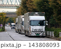 待機中の物流トラック 143808093