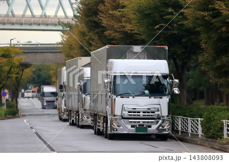 待機中の物流トラック 待機中の物流トラック 143808093