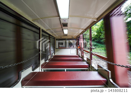 トンネル内を走る黒部峡谷トロッコ電車 143808211