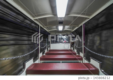 トンネル内を走る黒部峡谷トロッコ電車 143808212