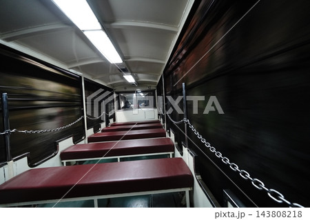 トンネル内を走る黒部峡谷トロッコ電車 トンネル内を走る黒部峡谷トロッコ電車 143808218