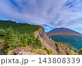 秋の長野県と群馬県の県境にある浅間山とトーミの頭を槍ヶ鞘(やりがさや)から眺める 143808339