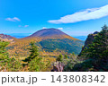 秋の長野県小諸市の浅間外輪山のトーミの頭から浅間山(前掛山)、仙人岳方面を見る 143808342