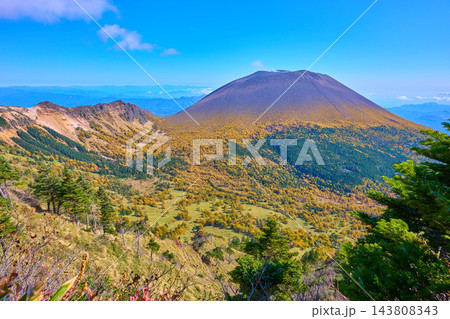 秋の長野県小諸市の浅間外輪山の黒斑山から浅間山(前掛山)、蛇骨岳方面を見る 秋の長野県小諸市の浅間外輪山の黒斑山から浅間山(前掛山)、蛇骨岳方面を見る 143808343