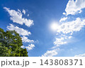 秋の青空と雲と樹木 143808371