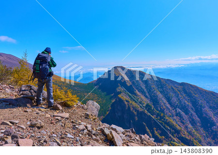 秋の浅間外輪山のトーミの頭から南東側の剣ヶ峰、牙山(ぎっぱやま)方面を見る 秋の浅間外輪山のトーミの頭から南東側の剣ヶ峰、牙山(ぎっぱやま)方面を見る 143808390