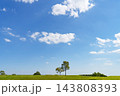 秋の青空と雲と草原 143808393