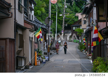 四万六千日の日に五色旗なびく町並み 四万六千日の日に五色旗なびく町並み 143808534