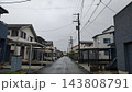 雨に濡れた住宅街の道路と戸建て住宅 143808791