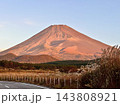 朝日に照らされる富士山 143808921