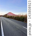 ススキ越しに見る朝色の富士山 143808923