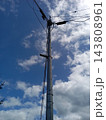 青空にそびえ立つ電柱 143808961