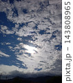 秋の空に浮かぶ雲 143808965