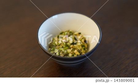 和器に盛り付けられた山形名物の自家製だし(夏野菜の細かく刻んだ郷土料理) 和器に盛り付けられた山形名物の自家製だし(夏野菜の細かく刻んだ郷土料理) 143809001
