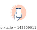 白い画面のスマートフォンを手に持つイラスト｜スマホ、手、画面、ピンクの円形背景 143809011