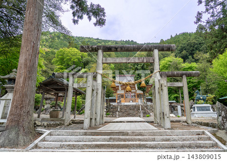 滋賀県長浜市 春の伊香具神社前の入り口の石鳥居と境内 滋賀県長浜市 春の伊香具神社前の入り口の石鳥居と境内 143809015