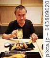 魚を肴にハイボールを飲む御一人様男性 魚を肴にハイボールを飲む御一人様男性 143809020