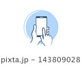 スマホを片手で持ち人差し指で画面をタップするイラスト｜両手、白い画面、水色の円 143809028