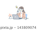 パソコン作業中にアイデアをひらめく女性会社員のイラスト｜電球、指差し、観葉植物、マグカップ 143809074