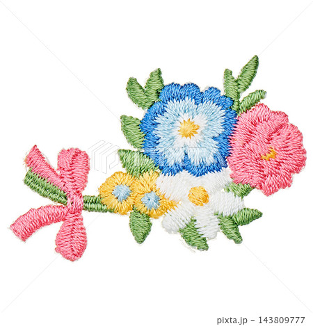 青いパンジーとピンクの花とリボンの刺繍ワッペン 143809777