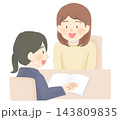 スーツ姿の女性から対面で説明を受ける女性 143809835