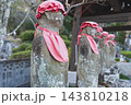 11月の秋の光に包まれて並ぶ秩父札所23番音楽寺の十三地蔵尊 143810218
